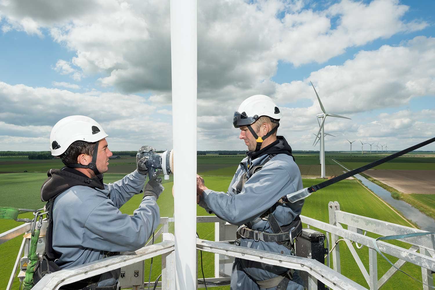 maintenance-work-on-the-blades-of-a-wind-turbine